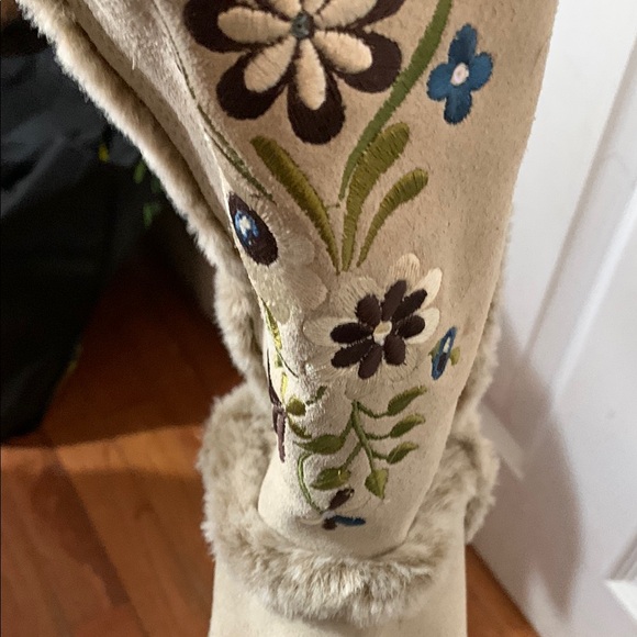 Embroidered Beige Winter Boots - Picture 9 of 9